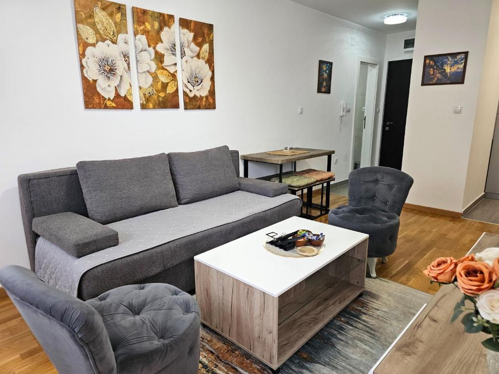 a living room with a couch and two chairs at Apartman Petrovic-5 min by walk to Center,Doboj City Park in Doboj