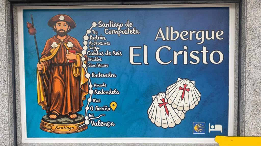 a sign with a statue of an allegorical el castello at Albergue el cristo in Porriño