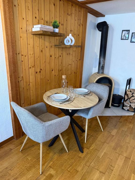 ein Esszimmer mit Tisch, Stühlen und Herd in der Unterkunft Studio Idylle in Ringgenberg