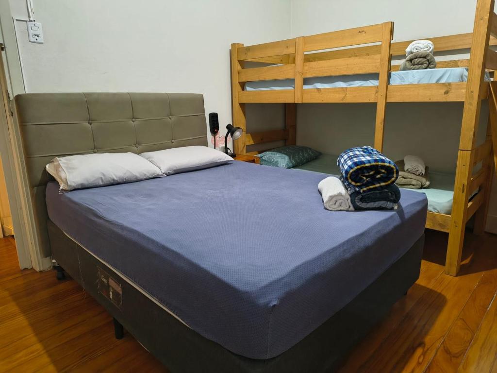 a bed in a room with two bunk beds at Pousada Seu Jorge in Campinas