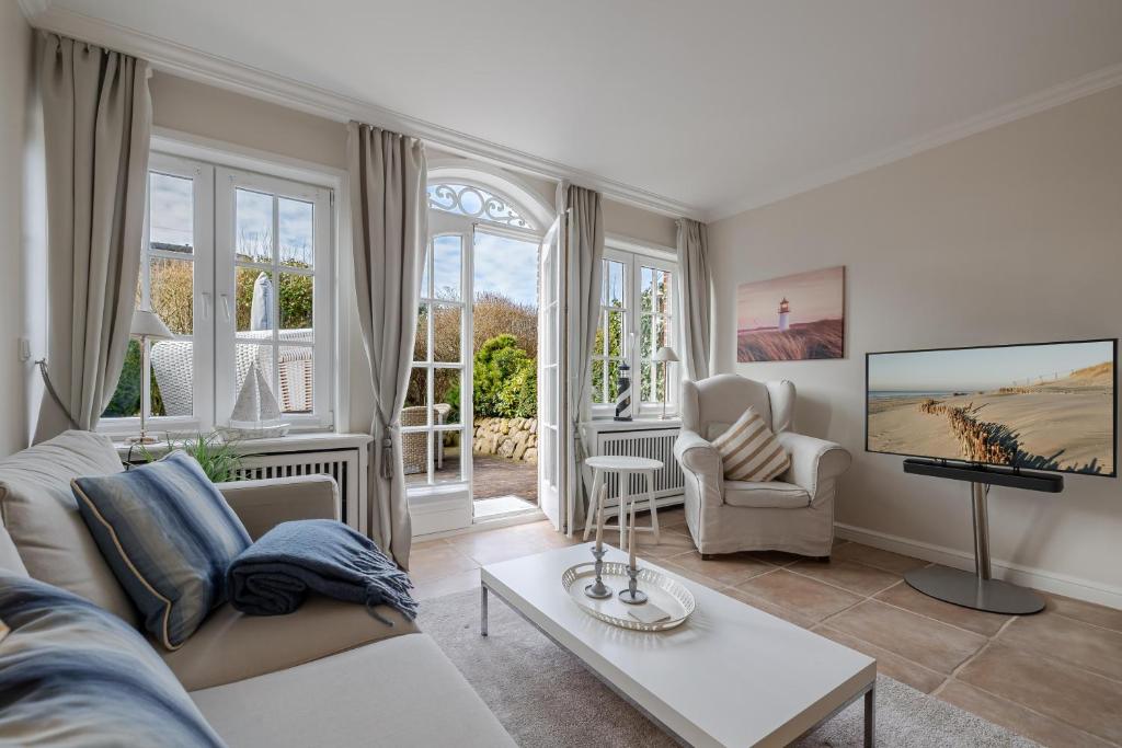a living room with a couch and a table at Appartement Lycka in Keitum