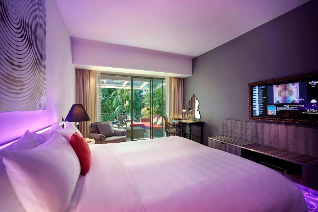 Postel nebo postele na pokoji v ubytování Hard Rock Hotel Penang