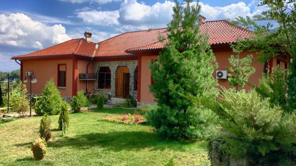 ein kleines orangenes Haus mit einem Hof in der Unterkunft Villa Mark in Kraevo