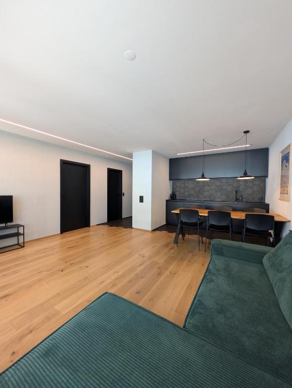 a living room with a couch and a table at Ferienwohnung Flumserberg, Liftnähe & Gratis Parkplatz in Flumserberg