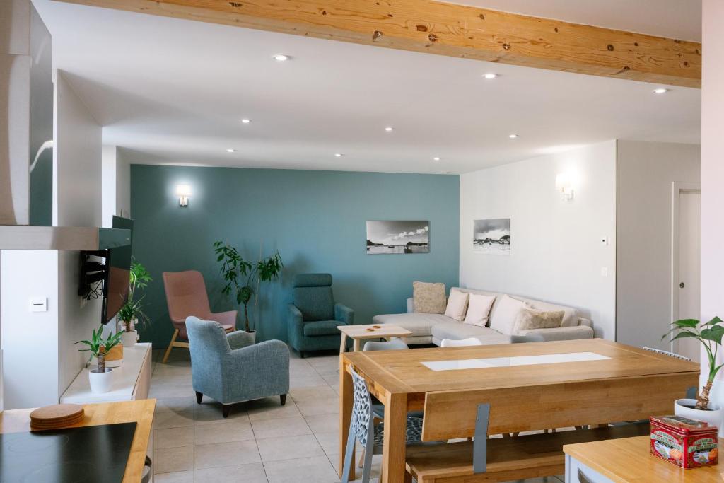 a living room with a couch and a table at L'Appart du Faubourg 1 à 8 Personnes in Valence