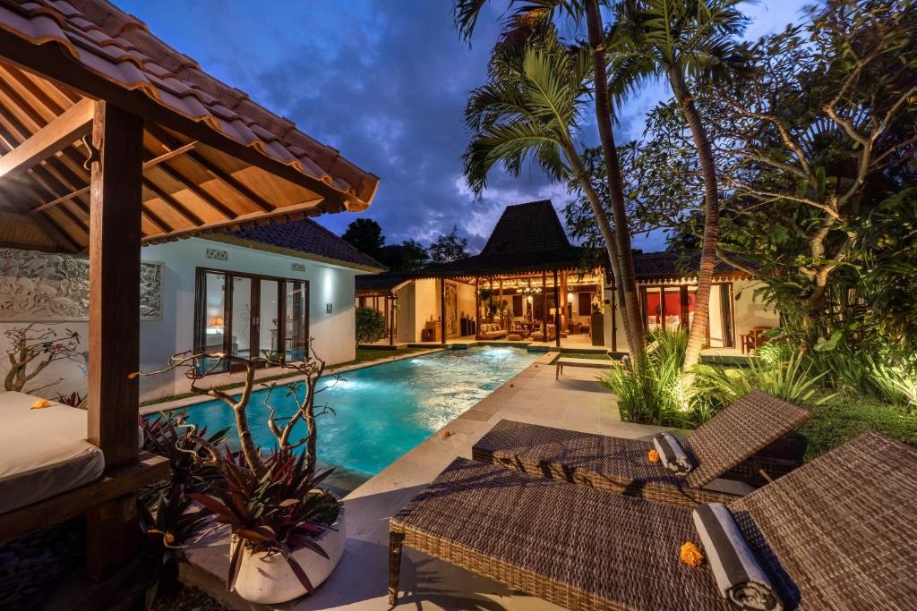 an exterior view of a villa with a swimming pool at 3BDR Villa with Pool Jacuzzi - Canggu in Dalung