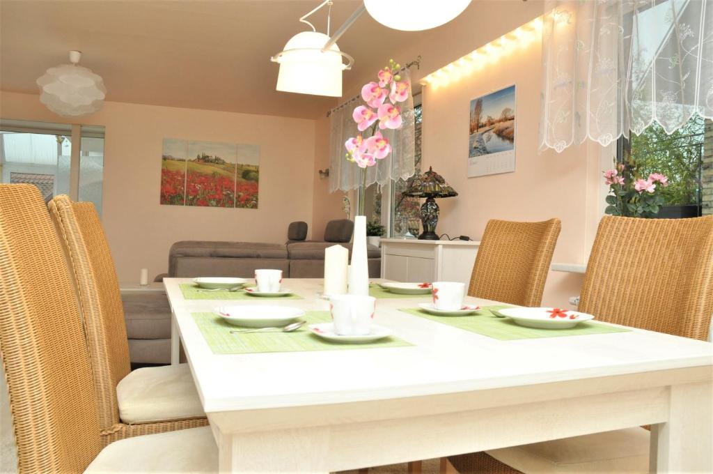 een eetkamer met een witte tafel en stoelen bij 200m² Wohnung in Walldorf - SAP in Walldorf