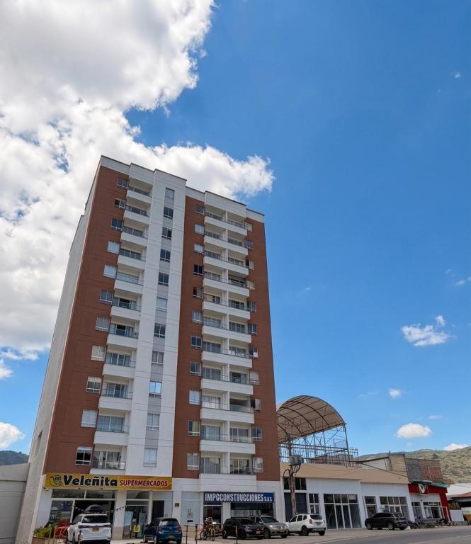 a tall building in front of a parking lot at San gil plaza confort in San Gil