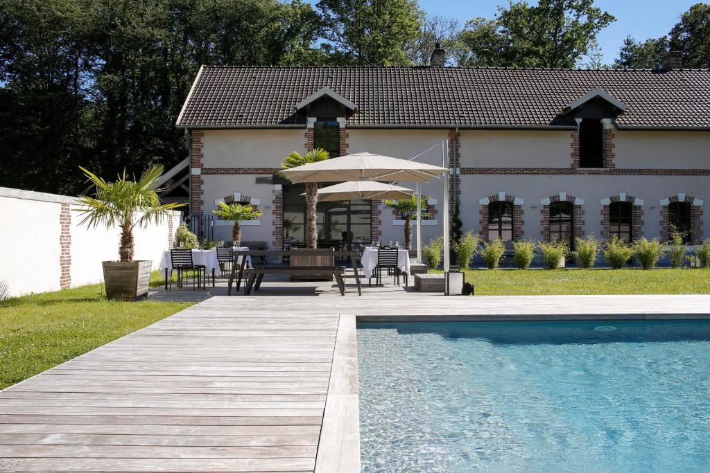 Bazén v ubytování Chateau De La Resle - Design Hotels nebo v jeho okolí