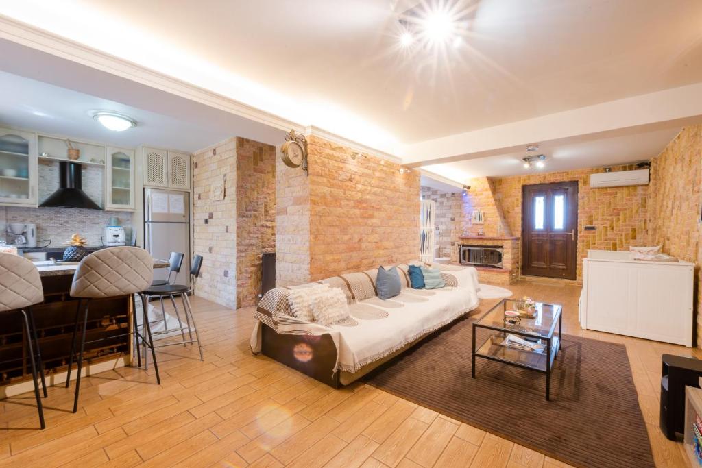 Petrino Stone Haven with Panoramic Bridge View