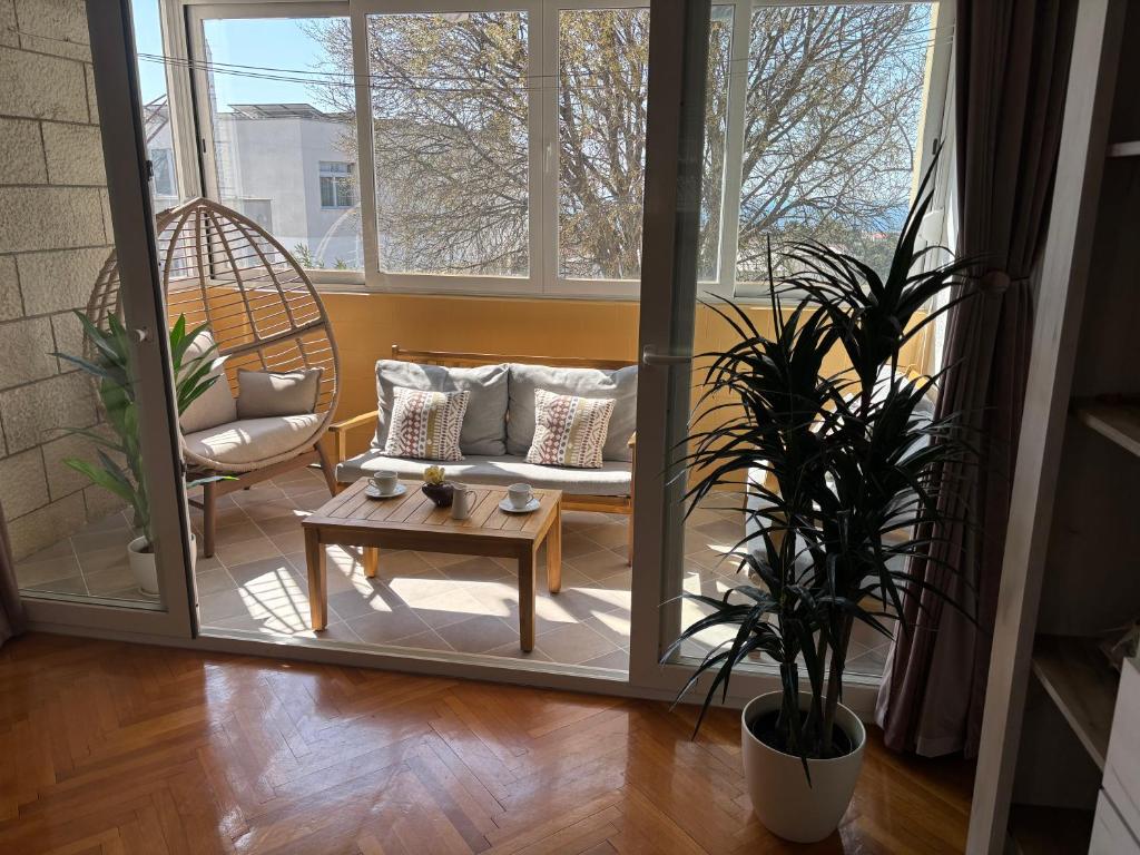 Bliss Apartment near Bellevue beach