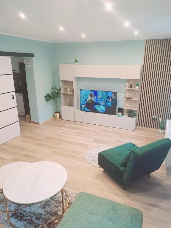 ein Wohnzimmer mit Sofa, Tisch und Fernseher in der Unterkunft Domi studio in Chełmno
