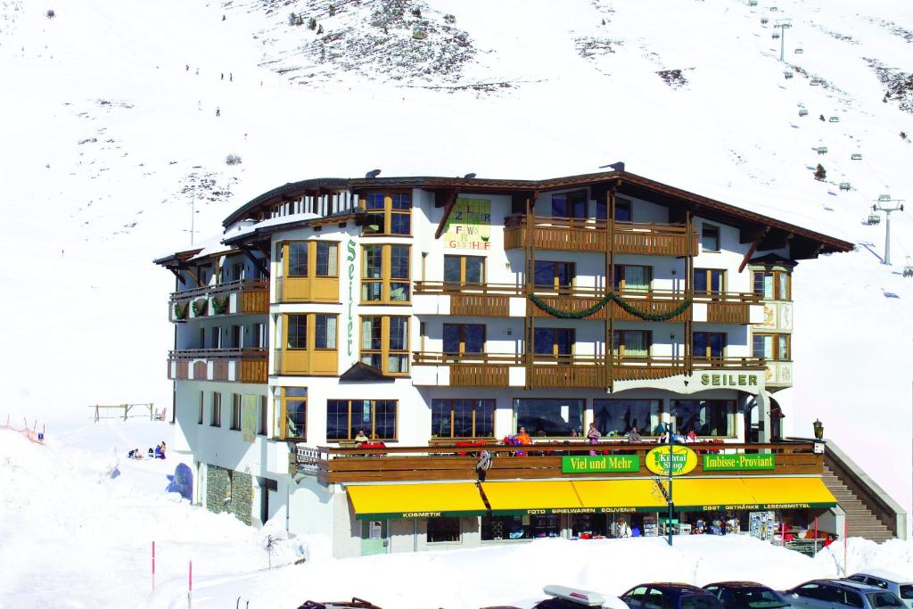 um edifício no topo de uma montanha coberta de neve em Alpenhotel Seiler em Kühtai