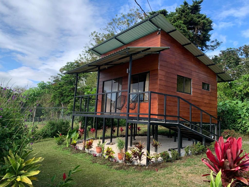 a tree house with a balcony in a garden at La cabaña del Colibrí in Bijagua