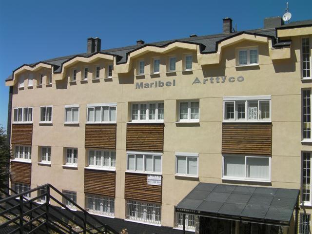 een groot gebouw met de woorden gemarkeerd malial affrique op bij Maribel Arttyco ERB alojamientos in Sierra Nevada