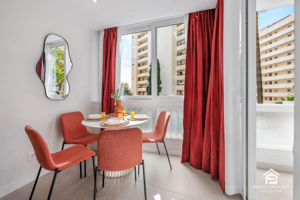 Marbella Beachside 1BR - Pool & Walk to Town