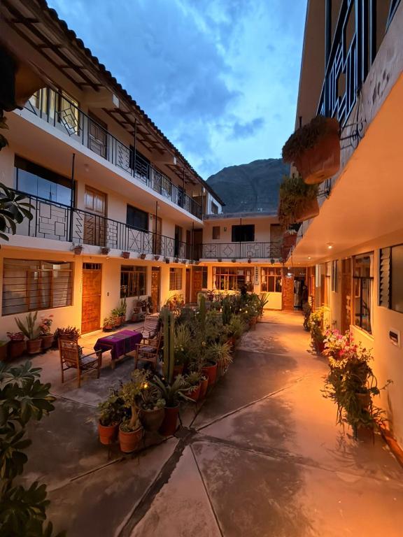 a courtyard of a building with potted plants at Hospedaje Inti in Pisac