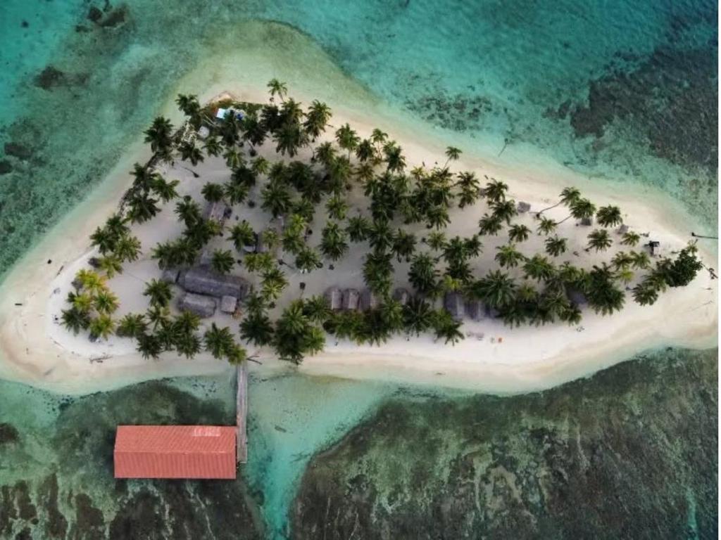 an island in the middle of the ocean at CABAÑA ARRIYALADUP San-Blas in Arritupo Número Dos