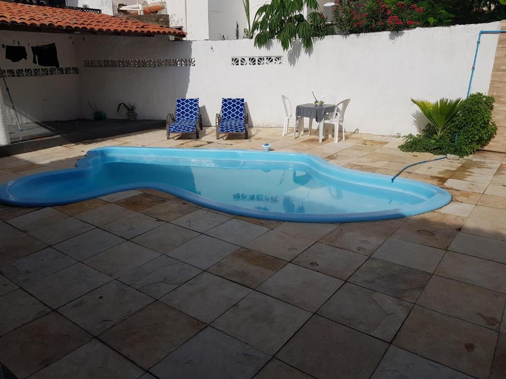 a large blue tub sitting in a yard at Casa Dos Vovôs Pousada em Canoa Quebrada in Aracati