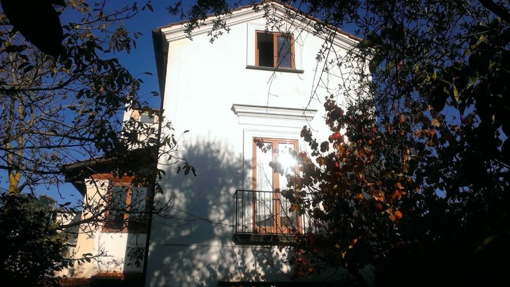 biały budynek z 2 oknami i balkonem w obiekcie DOMINO HOUSE Montariello w Sorrento