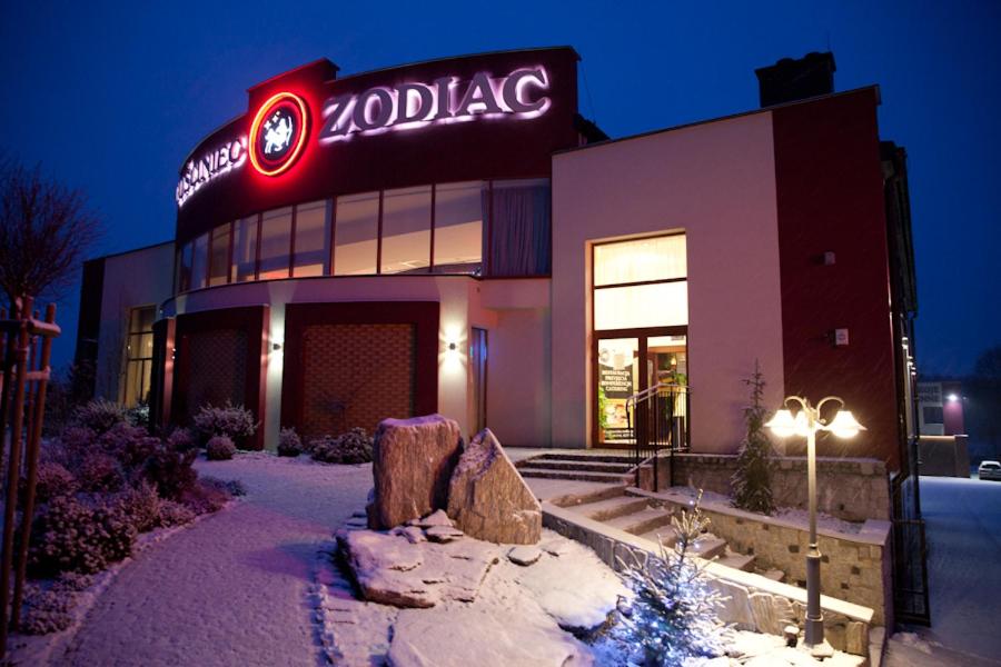 Rzuchów的住宿－Gościniec Zodiac，雪中标有 ⁇ 田标志的餐厅