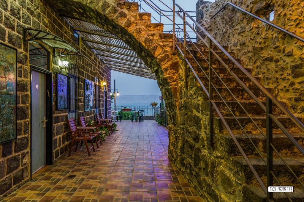 提比里亞的住宿－阿里亞塞別墅賓館，砖砌的拱门,配有桌椅