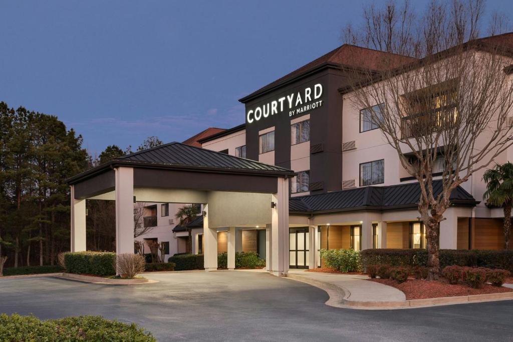 a front view of a hotel with a parking lot at Courtyard Atlanta Suwanee in Suwanee