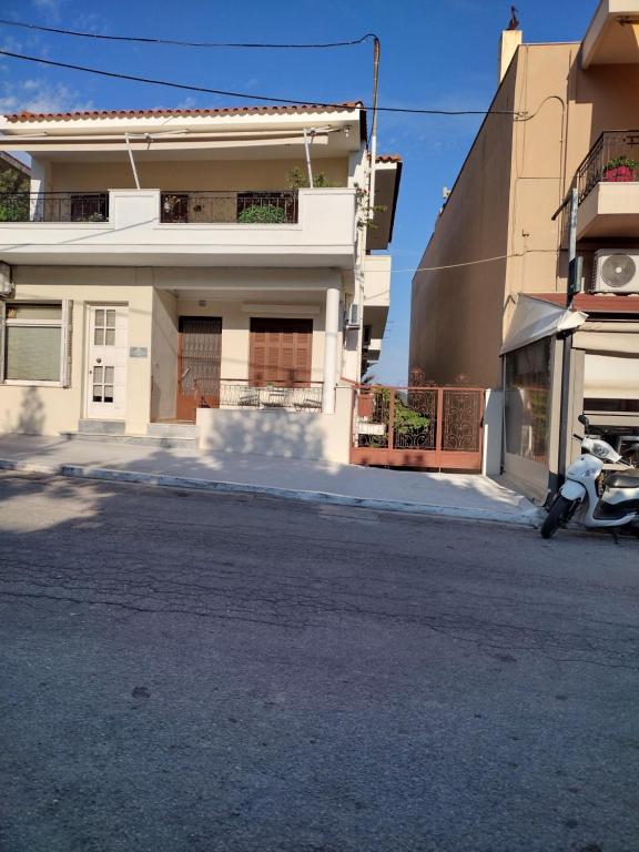 a motorcycle parked in front of a building at Ναϊάδες in Konístrai