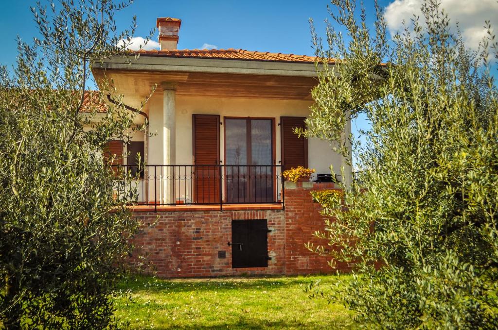 una casa in mattoni con balcone sopra di La Casina Del Canneto a Pergine Valdarno