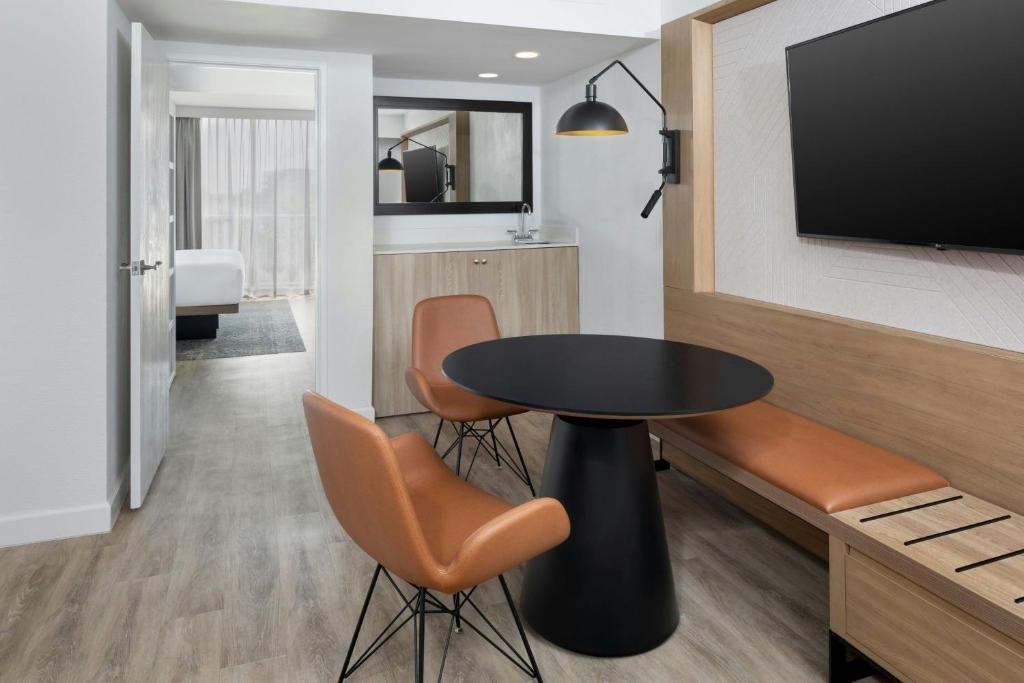 Sheraton Suites Fort Lauderdale at Cypress Creek - 