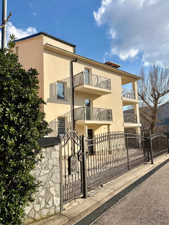 ein Gebäude mit einem Zaun davor in der Unterkunft Baskapoint Apartments in Baška
