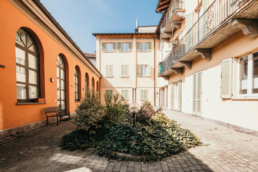 a street with a bunch of plants in a courtyard at Bigattera Apartments in Varese
