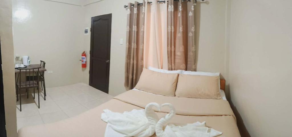 ein Schlafzimmer mit einem Bett, das mit einem Herzmotiv verziert ist in der Unterkunft CLM Beach Resort in Medellin