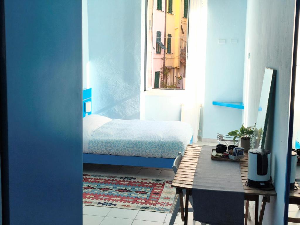 a room with a bed and a table and a window at Banchi Centrale in Riomaggiore