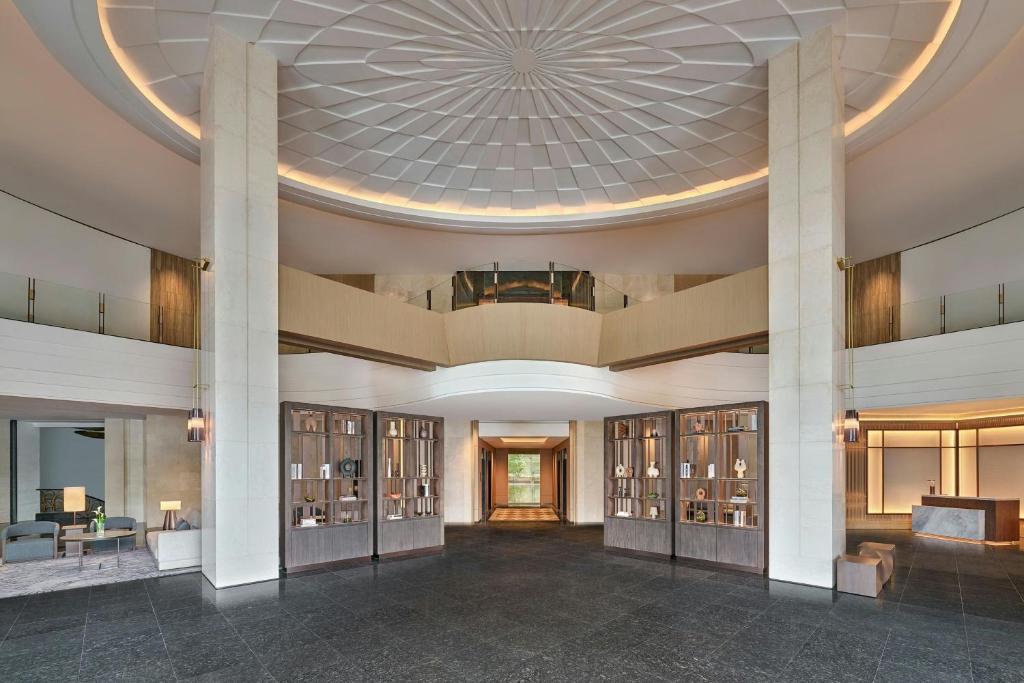 a lobby of a building with a circular ceiling at Petaling Jaya Marriott Hotel in Petaling Jaya