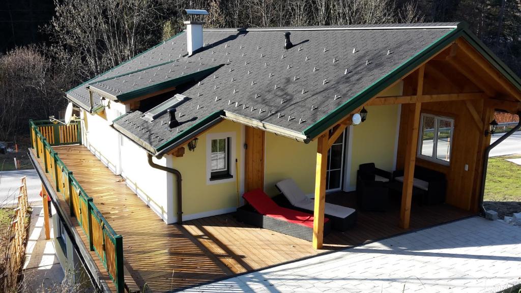 une petite maison avec un toit-terrasse dans l'établissement Gütl Plank, à Altaussee