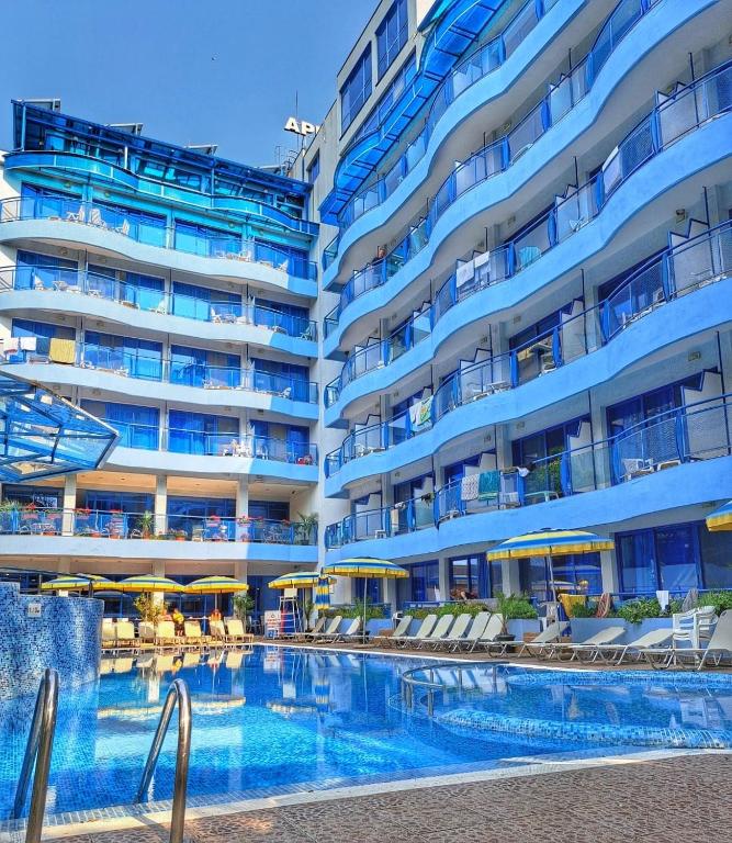 ein Hotel mit einem Schwimmbad vor einem Gebäude in der Unterkunft Aphrodite Hotel in Goldstrand