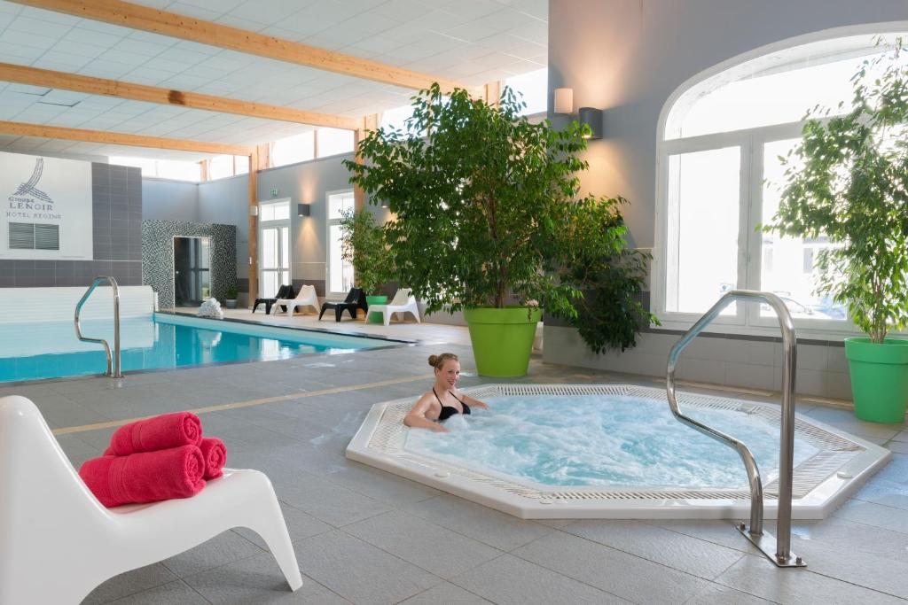 Bazén v ubytování Hotel Regina & Spa nebo v jeho okolí