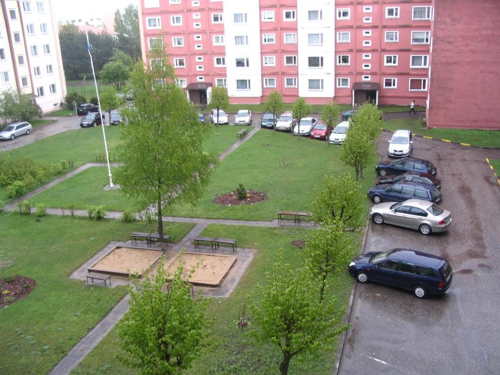 a view of a park with cars parked in a parking lot at Frendlen Papiniidu Apartment in Pärnu