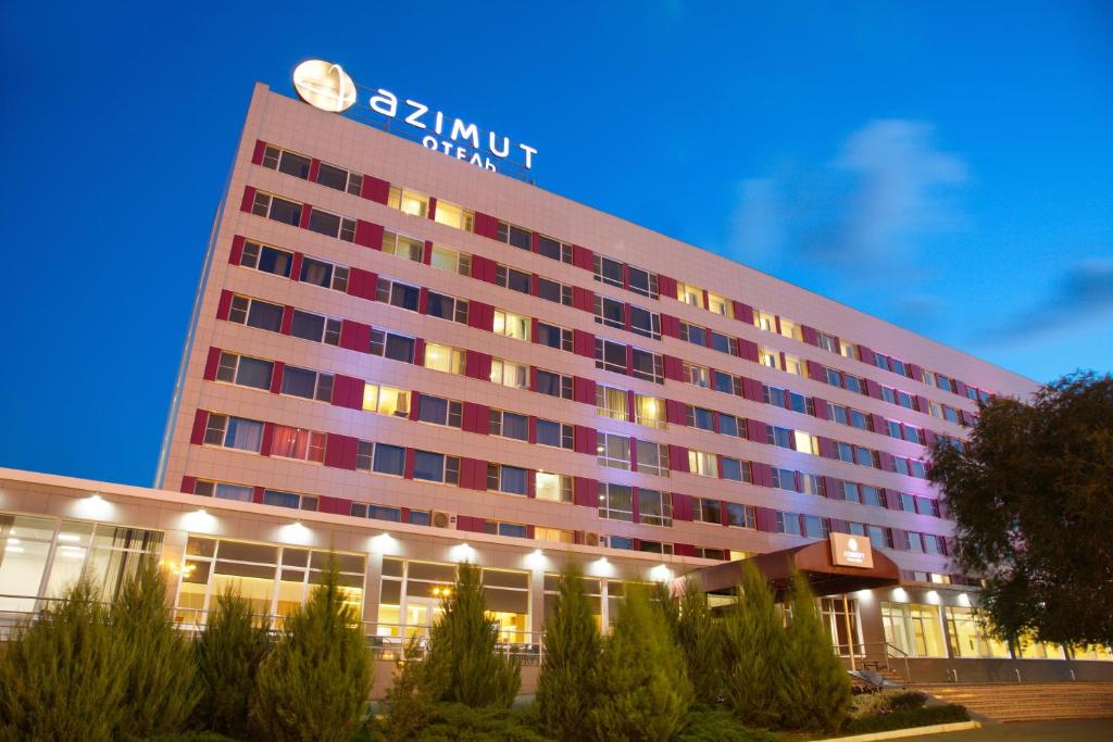 um edifício com um relógio em cima em AZIMUT Hotel Astrakhan em Astrakhan