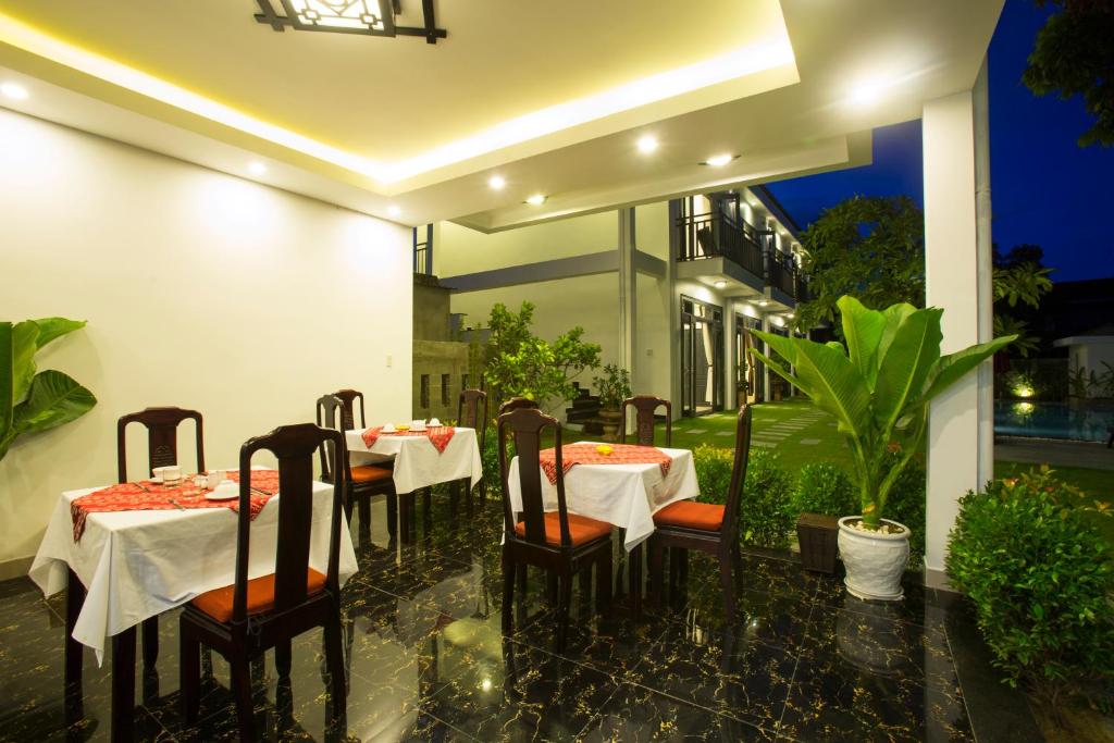 Un restaurante o sitio para comer en Hoi An Hideaway Villa