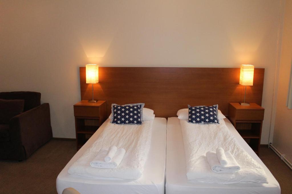 オーラフスビークにあるWelcome Apartmentsのホテルルーム ベッド2台&ランプ2つ付