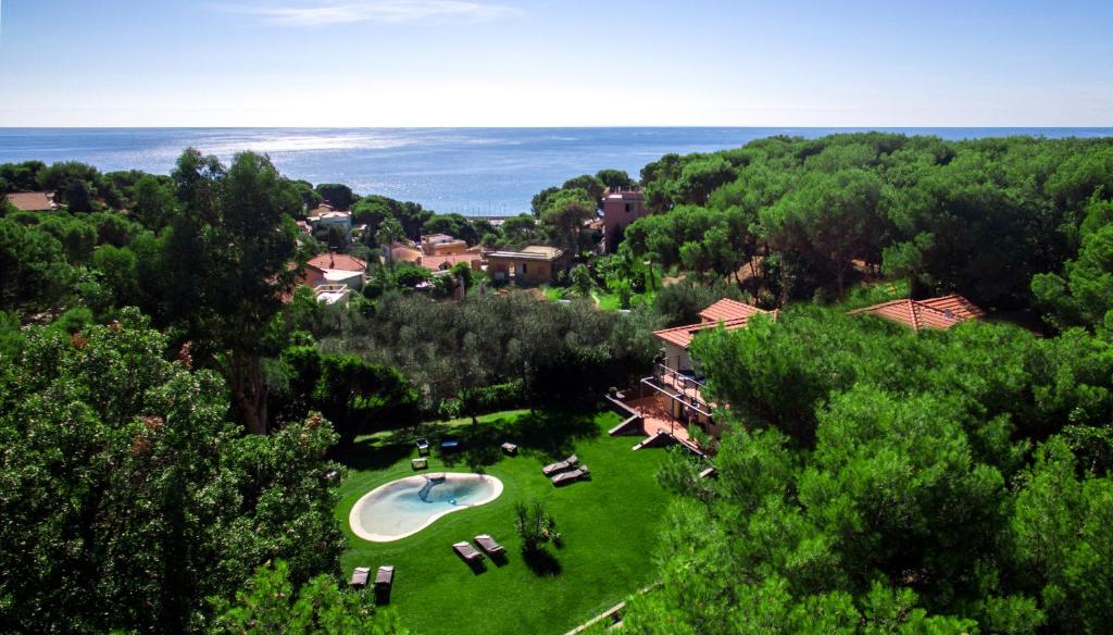 eine Luftansicht auf einen Park mit einem Pool in der Unterkunft B&B Dodici Lune in Marina dʼAndora