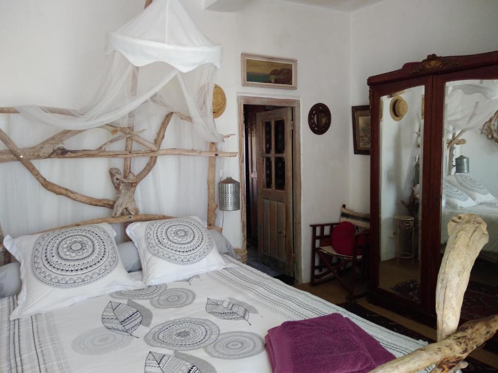 a bedroom with a bed with a canopy at Chambre des amoureux, la Casamatta in Centuri