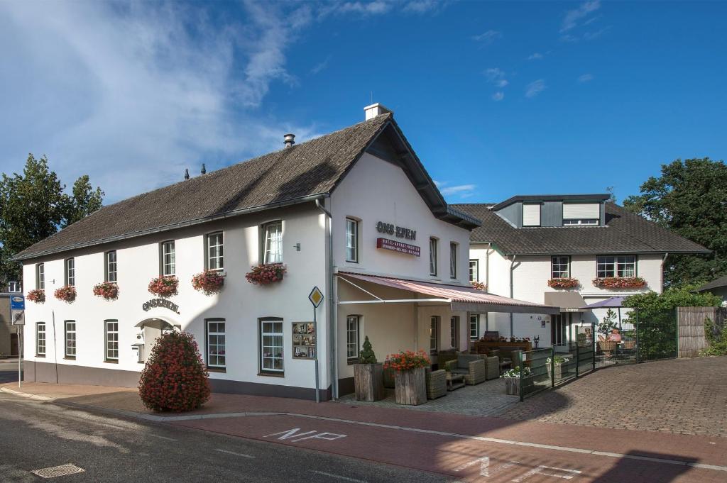 a white building on the side of a street at Aparthotel Ons Epen in Epen