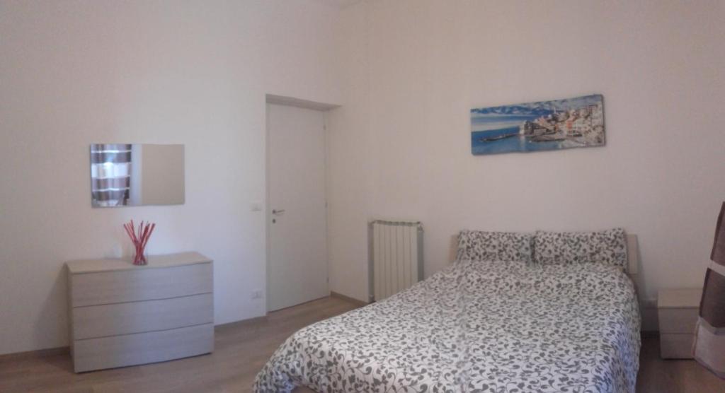 Łóżko lub łóżka w pokoju w obiekcie Alysia Apartment