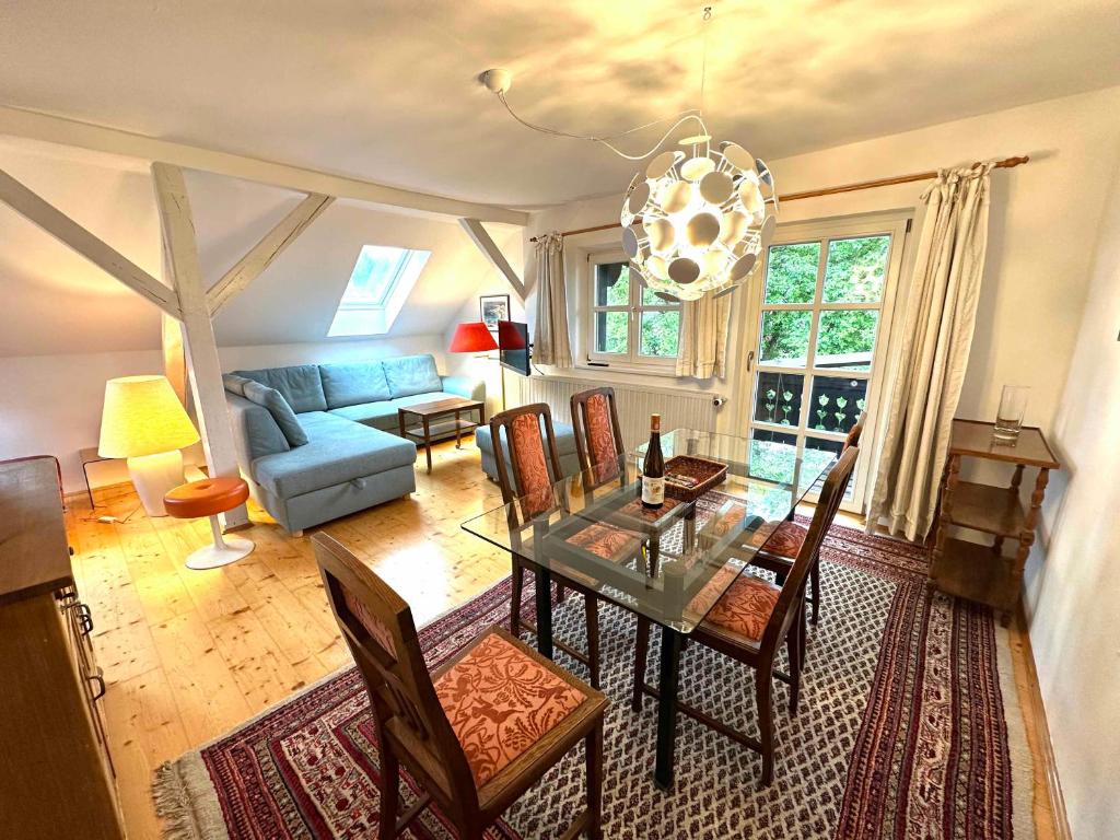 a living room with a table and a blue couch at Rosi's Ferienwohnung im Haus Sieglinde in Prien am Chiemsee