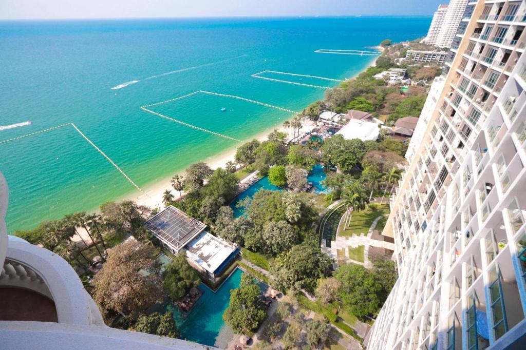 a view of the ocean from the balcony of a building at Sky beach view in North Pattaya