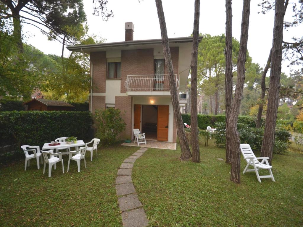 リニャーノ・サッビアドーロにあるVille Annamariaの庭のテーブルと椅子付きの家