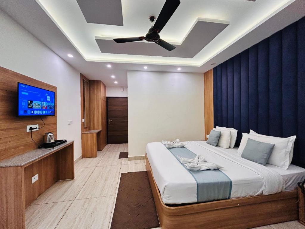 a bedroom with a bed with a ceiling fan at The Oakleaf Retreat - A Near Mall Road With Parking in Mussoorie